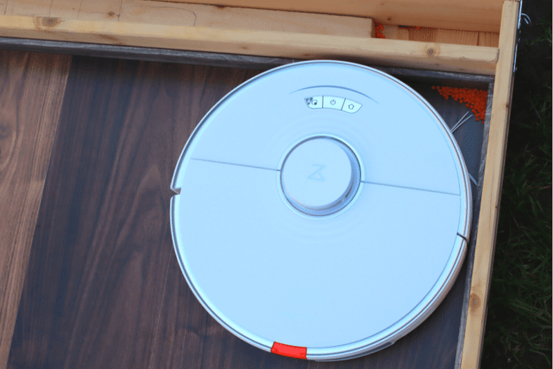 Roborock S7 vacuums a corner
